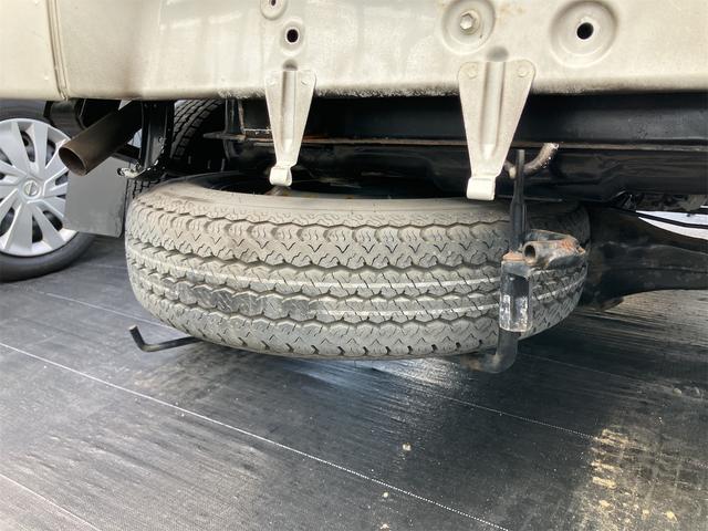 サンバートラック 　４ＷＤ　軽トラック　ＭＴ　運転席エアバッグ　５速マニュアル車　三方開　最大積載量３５０ｋｇ（11枚目）