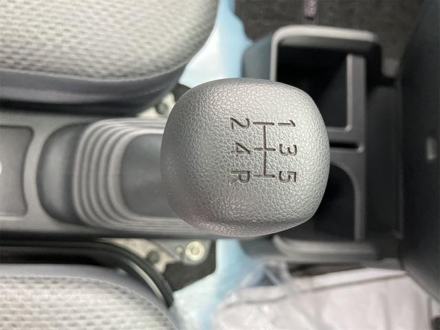ピクシストラック スタンダード　４ＷＤ　軽トラック　ＭＴ　エアコン　パワーステアリング　運転席エアバッグ　マニュアル　荷台マット　最大積載量３５０ｋｇ　ドアバイザー（8枚目）