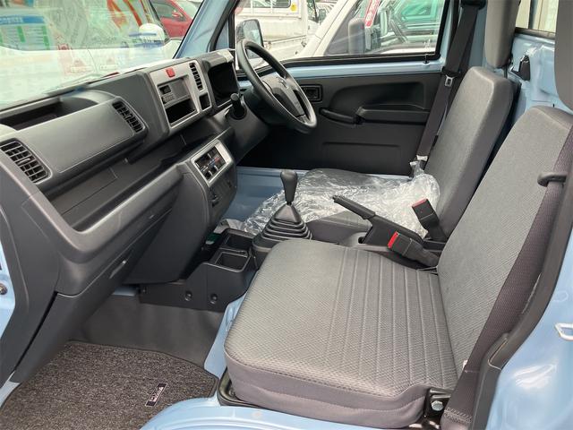 ピクシストラック スタンダード　４ＷＤ　軽トラック　ＭＴ　エアコン　パワーステアリング　運転席エアバッグ　マニュアル　荷台マット　最大積載量３５０ｋｇ　ドアバイザー（11枚目）