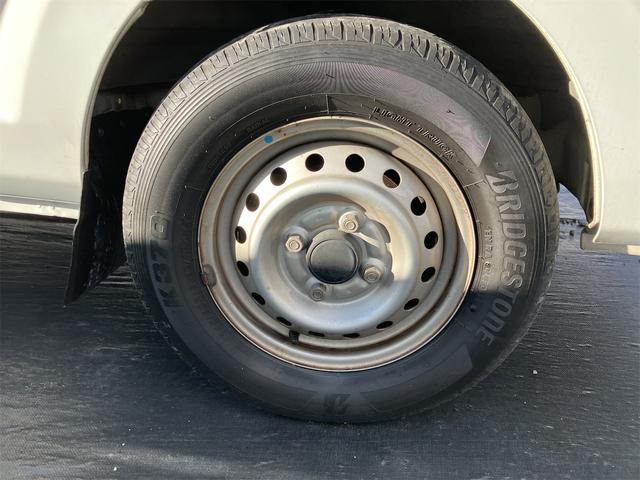 ＮＴ１００クリッパートラック ＧＸ　４ＷＤ　軽トラック　ＭＴ　衝突被害軽減システム　レーンアシスト　ＥＴＣ　オートライト　ＡＢＳ　ＥＳＣ　エアコン　パワーステアリング　パワーウィンドウ　運転席エアバッグ　ＣＤ（6枚目）