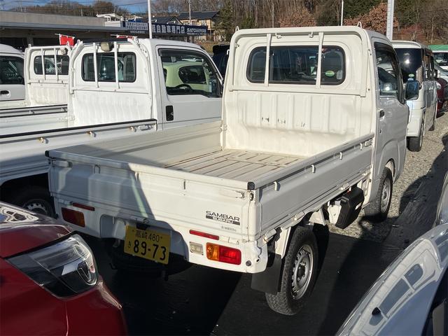 サンバートラック ＴＢ　４ＷＤ　軽トラック　ＭＴ　５速マニュアル車　運転席エアバッグ　ドアバイザー　最大積載量３５０ｋｇ（9枚目）