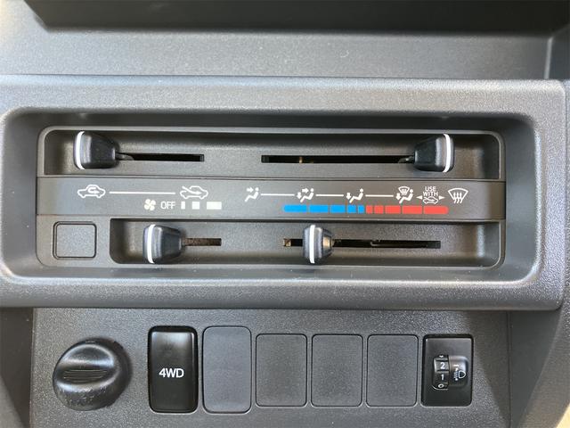 サンバートラック ＴＢ　４ＷＤ　軽トラック　ＭＴ　５速マニュアル車　運転席エアバッグ　ドアバイザー　最大積載量３５０ｋｇ（20枚目）