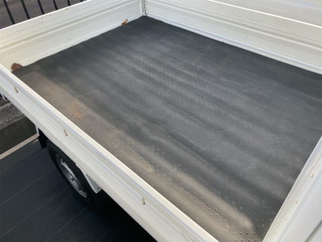 ミニキャブトラック みのり　４ＷＤ　軽トラック　ＭＴ　５速マニュアル車　エアコン　パワーステアリング　運転席エアバッグ　荷台マット　ドアバイザー　最大積載量３５０ｋｇ（8枚目）