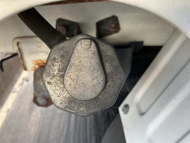 ミニキャブトラック みのり　４ＷＤ　軽トラック　ＭＴ　５速マニュアル車　エアコン　パワーステアリング　運転席エアバッグ　荷台マット　ドアバイザー　最大積載量３５０ｋｇ（9枚目）