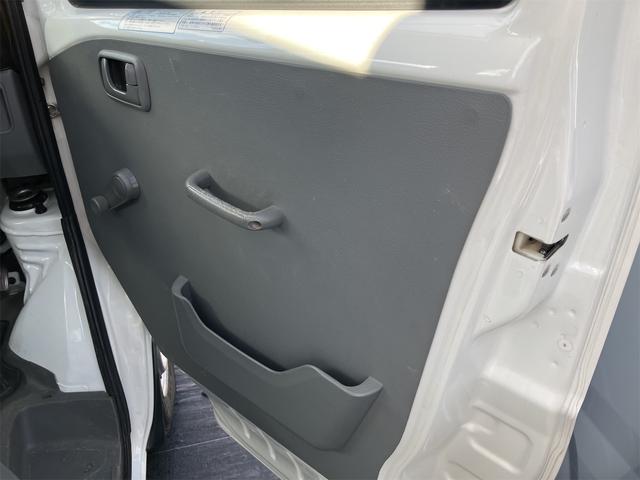 ミニキャブトラック みのり　４ＷＤ　軽トラック　ＭＴ　５速マニュアル車　エアコン　パワーステアリング　運転席エアバッグ　荷台マット　ドアバイザー　最大積載量３５０ｋｇ（14枚目）