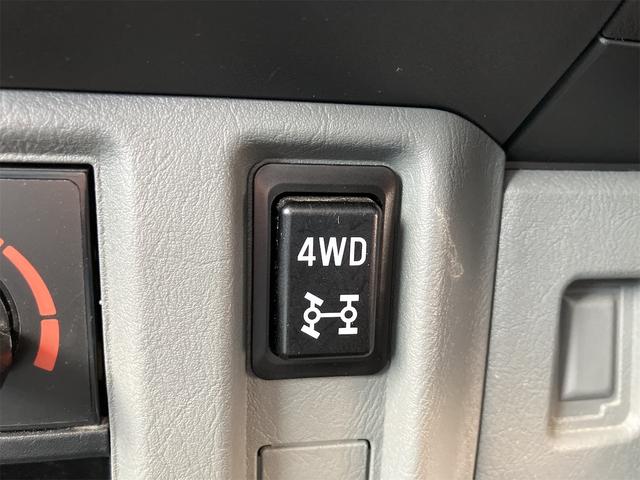 ミニキャブトラック みのり　４ＷＤ　軽トラック　ＭＴ　５速マニュアル車　エアコン　パワーステアリング　運転席エアバッグ　荷台マット　ドアバイザー　最大積載量３５０ｋｇ（22枚目）