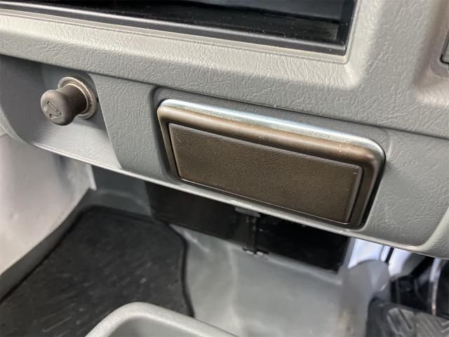 ミニキャブトラック みのり　４ＷＤ　軽トラック　ＭＴ　５速マニュアル車　エアコン　パワーステアリング　運転席エアバッグ　荷台マット　ドアバイザー　最大積載量３５０ｋｇ（23枚目）