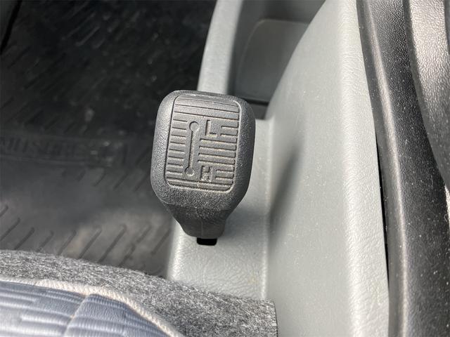 ミニキャブトラック みのり　４ＷＤ　軽トラック　ＭＴ　５速マニュアル車　エアコン　パワーステアリング　運転席エアバッグ　荷台マット　ドアバイザー　最大積載量３５０ｋｇ（26枚目）