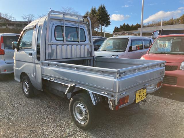 ハイゼットトラック ジャンボ　４ＷＤ　軽トラック　ＭＴ　５速マニュアル車　エアコン　パワーステアリング　パワーウィンドウ　運転席エアバッグ　ドアバイザー（11枚目）