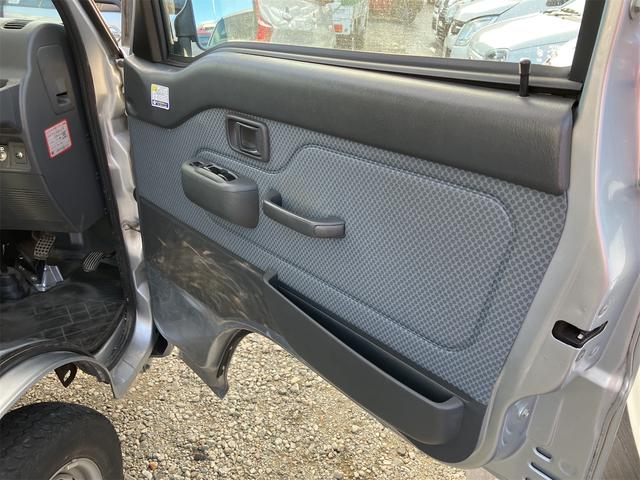 ハイゼットトラック ジャンボ　４ＷＤ　軽トラック　ＭＴ　５速マニュアル車　エアコン　パワーステアリング　パワーウィンドウ　運転席エアバッグ　ドアバイザー（16枚目）