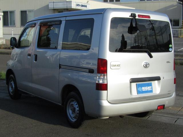 タウンエースバン ＧＬ　フルタイム４ＷＤ　４速オートマ　キーレス　５人乗り　リアヒーター　修復無し（11枚目）