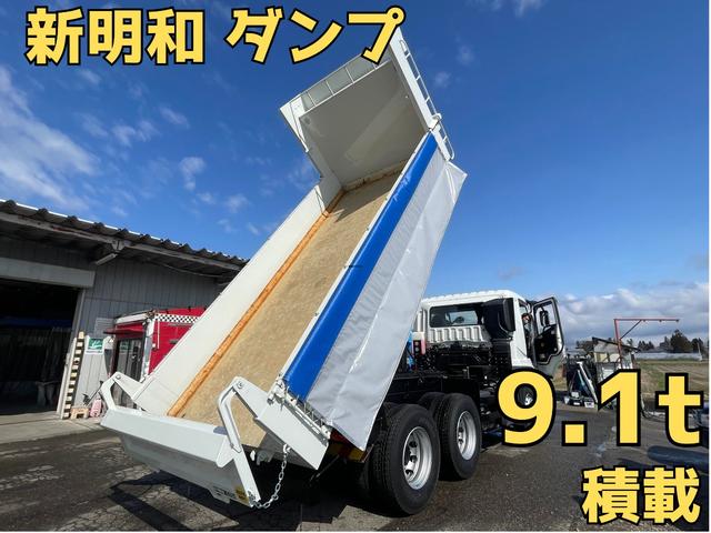 スーパーグレート 　登録済未使用車バックカメラ＆モニター　船底工作済　３連テール　土砂ダンプ　自動シート　メッキパーツ　スーパーミラー　３００Ｌアルミタンク（2枚目）