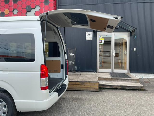 ハイエースバン DX GLパッケージ 070架装パッケージ寒冷地仕様イージークローザードアLEDヘッドランプ両側固定式ガラスパノラミックビューモニターデジタルインナーミラーリアクーラーヒーター助手席エアバッグフォースリミッター付ベルト(6枚目)