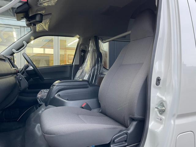 ハイエースバン DX GLパッケージ 070架装パッケージ寒冷地仕様イージークローザードアLEDヘッドランプ両側固定式ガラスパノラミックビューモニターデジタルインナーミラーリアクーラーヒーター助手席エアバッグフォースリミッター付ベルト(11枚目)