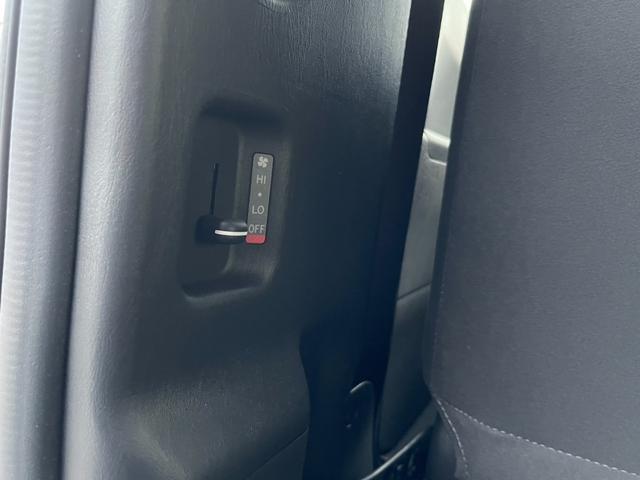 ハイエースバン DX GLパッケージ 070架装パッケージ寒冷地仕様イージークローザードアLEDヘッドランプ両側固定式ガラスパノラミックビューモニターデジタルインナーミラーリアクーラーヒーター助手席エアバッグフォースリミッター付ベルト(23枚目)