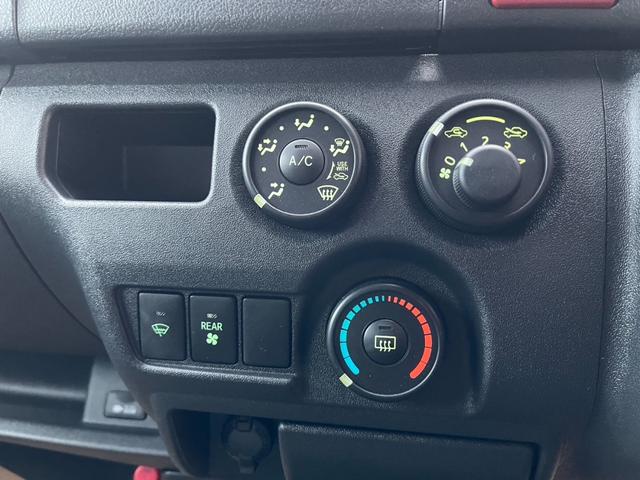 ハイエースバン DX GLパッケージ 070架装パッケージ寒冷地仕様イージークローザードアLEDヘッドランプ両側固定式ガラスパノラミックビューモニターデジタルインナーミラーリアクーラーヒーター助手席エアバッグフォースリミッター付ベルト(28枚目)