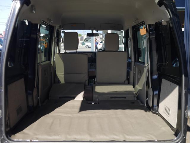 後部座席を倒すとさらに荷室が広がります。