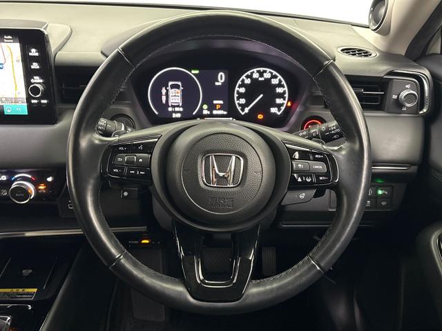 ハンドル右側にはクルーズコントロールスイッチのほかにＳＥＮＳＩＮＧ系のスイッチもあり、左側にはオーディオコントロールスイッチ等を配置。ハンドルから手を離さずに操作できるのでとっても安全です．