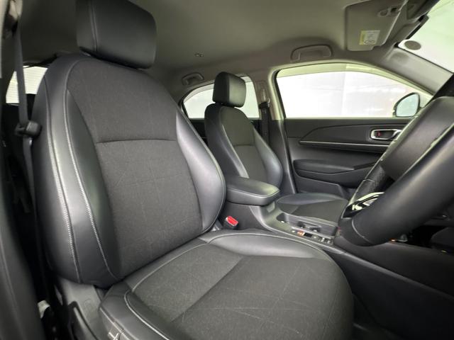 【前席】運転席にはシート高を調整できるハイトアジャスターが装備され、幅広いシートポジションの設定が可能になっております．