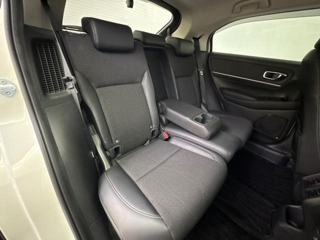 ソフトでゆったりとした居心地のよさと、身体を包み込むホールド性を両立したシート。ソフトで厚味のあるクッション、快適な体圧分散など、フィット感に優れた長時間座っても疲れにくいシートです。