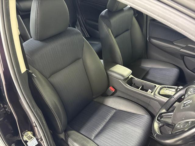 【前席】運転席にはシート高を調整できるハイトアジャスターが装備され、幅広いシートポジションの設定が可能になっております．