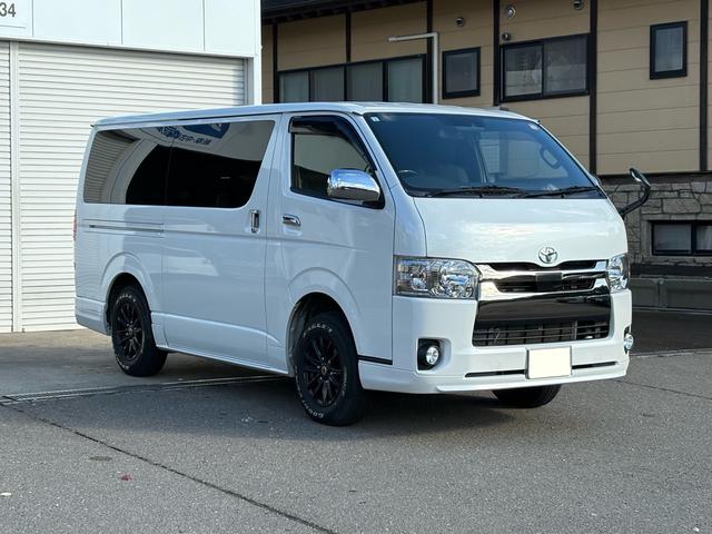 ハイエースバン スーパーＧＬ　ダークプライムＩＩ　４ＷＤ　ディーゼルターボ　トヨタセーフティセンス　ＬＥＤヘッドライト　社外１５インチＡＷ　ホワイトレタータイヤ　ＴＲＤエアロ　純正ナビ　バックカメラ　両側パワースライドドア　ＥＴＣ　スマートキー（3枚目）