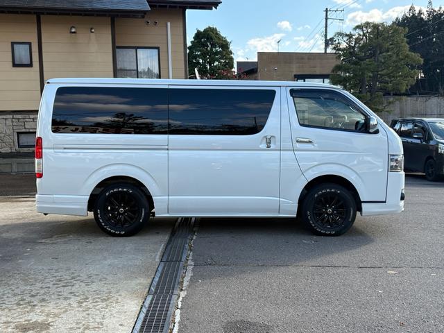 ハイエースバン スーパーＧＬ　ダークプライムＩＩ　４ＷＤ　ディーゼルターボ　トヨタセーフティセンス　ＬＥＤヘッドライト　社外１５インチＡＷ　ホワイトレタータイヤ　ＴＲＤエアロ　純正ナビ　バックカメラ　両側パワースライドドア　ＥＴＣ　スマートキー（4枚目）