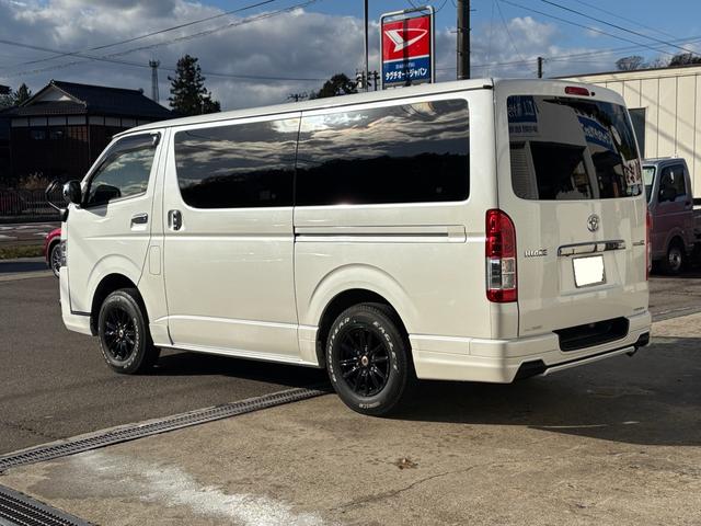 ハイエースバン スーパーＧＬ　ダークプライムＩＩ　４ＷＤ　ディーゼルターボ　トヨタセーフティセンス　ＬＥＤヘッドライト　社外１５インチＡＷ　ホワイトレタータイヤ　ＴＲＤエアロ　純正ナビ　バックカメラ　両側パワースライドドア　ＥＴＣ　スマートキー（7枚目）