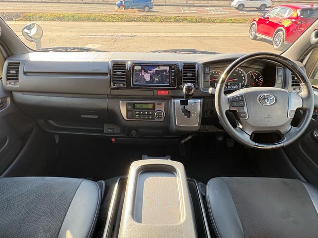 ハイエースバン スーパーＧＬ　ダークプライムＩＩ　４ＷＤ　ディーゼルターボ　トヨタセーフティセンス　ＬＥＤヘッドライト　社外１５インチＡＷ　ホワイトレタータイヤ　ＴＲＤエアロ　純正ナビ　バックカメラ　両側パワースライドドア　ＥＴＣ　スマートキー（12枚目）