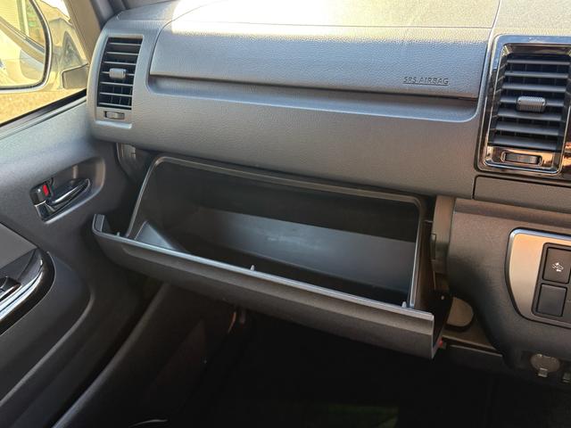 ハイエースバン スーパーＧＬ　ダークプライムＩＩ　４ＷＤ　ディーゼルターボ　トヨタセーフティセンス　ＬＥＤヘッドライト　社外１５インチＡＷ　ホワイトレタータイヤ　ＴＲＤエアロ　純正ナビ　バックカメラ　両側パワースライドドア　ＥＴＣ　スマートキー（31枚目）