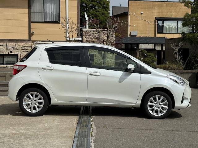 ヴィッツ Ｆ　４ＷＤ　１５インチＡＷ　社外ナビ　ＴＶ　ＥＴＣ　社外ドライブレコーダー　トヨタセーフティセンス　スマートキー　キーレス　プッシュスタート　フロントワイパーデアイサー　電動格納ミラー（4枚目）