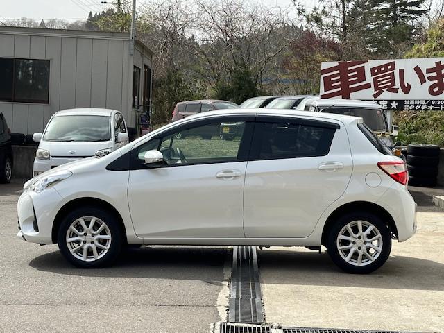 ヴィッツ Ｆ　４ＷＤ　１５インチＡＷ　社外ナビ　ＴＶ　ＥＴＣ　社外ドライブレコーダー　トヨタセーフティセンス　スマートキー　キーレス　プッシュスタート　フロントワイパーデアイサー　電動格納ミラー（8枚目）