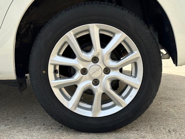 ヴィッツ Ｆ　４ＷＤ　１５インチＡＷ　社外ナビ　ＴＶ　ＥＴＣ　社外ドライブレコーダー　トヨタセーフティセンス　スマートキー　キーレス　プッシュスタート　フロントワイパーデアイサー　電動格納ミラー（9枚目）
