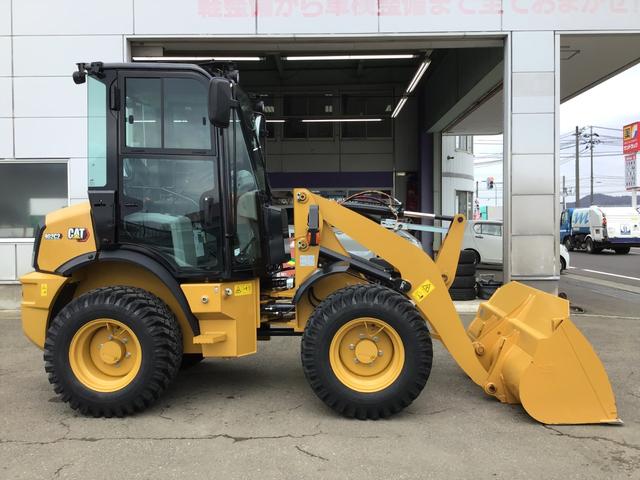 日本 　ＣＡＴ　ホイールローダー　９０２Ｃ２　除雪仕様　０．６立米　稼働時間３２０ｈ　スノータイヤ　ラジオ　サスペンションシート（5枚目）
