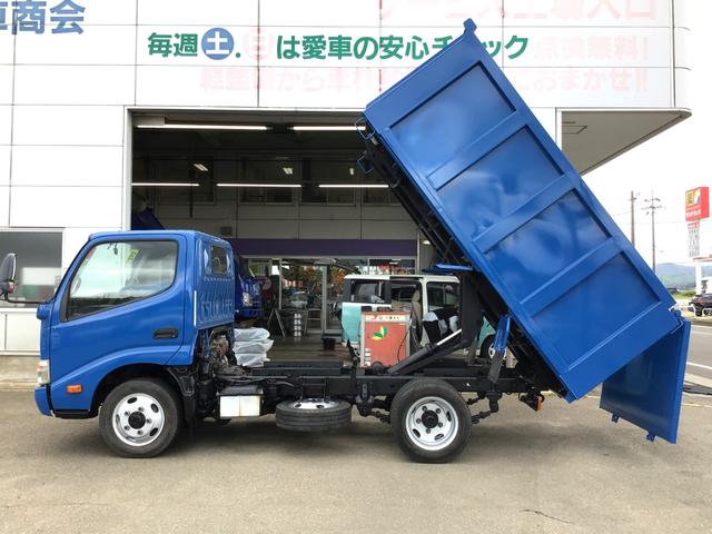 デュトロ 　４ＷＤ　ＩＣターボ　全低床　１３６馬力　積載２ｔ強化ダンプ　３方開　５速マニュアル　荷台内寸長３０５　幅１６０　高３２　レンタＵＰ（17枚目）