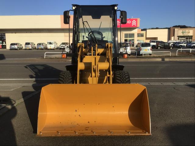 日本 ＣＡＴホイールローダー　９０１Ｃ２　除雪仕様　バケット容量０．５立米　稼働時間１１０ｈ　サスペンションシート　スノータイヤ　スノーワイパー　ラジオ　ディスコネクトスイッチ付き（2枚目）