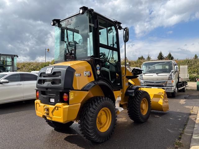 日本 　ＣＡＴホイールローダー９０１　除雪仕様　スノーバケット０．５立米　稼働３ｈ　未作業車　スノータイヤ　ヒーター　サスペンションシート　ラジオ　ＬＥＤ前照灯　ＬＥＤ作業灯　ディスコネクトスイッチ（6枚目）