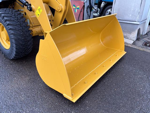 日本 　ＣＡＴホイールローダー９０１　除雪仕様　スノーバケット０．５立米　稼働３ｈ　未作業車　スノータイヤ　ヒーター　サスペンションシート　ラジオ　ＬＥＤ前照灯　ＬＥＤ作業灯　ディスコネクトスイッチ（11枚目）