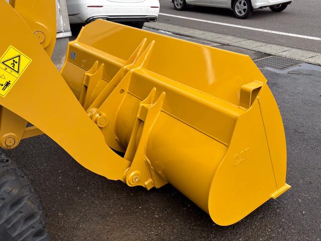 日本 　ＣＡＴホイールローダー９０１　除雪仕様　スノーバケット０．５立米　稼働３ｈ　未作業車　スノータイヤ　ヒーター　サスペンションシート　ラジオ　ＬＥＤ前照灯　ＬＥＤ作業灯　ディスコネクトスイッチ（13枚目）