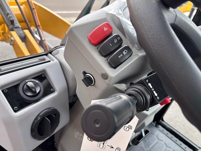 日本 　ＣＡＴホイールローダー９０１　除雪仕様　スノーバケット０．５立米　稼働３ｈ　未作業車　スノータイヤ　ヒーター　サスペンションシート　ラジオ　ＬＥＤ前照灯　ＬＥＤ作業灯　ディスコネクトスイッチ（47枚目）