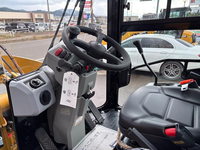 日本 　ＣＡＴホイールローダー９０１　除雪仕様　スノーバケット０．５立米　稼働３ｈ　未作業車　スノータイヤ　ヒーター　サスペンションシート　ラジオ　ＬＥＤ前照灯　ＬＥＤ作業灯　ディスコネクトスイッチ（56枚目）