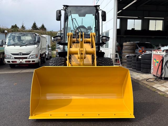 日本 　ＣＡＴホイールローダー９０２　除雪仕様　スノーバケット０．６立米　稼働３ｈ　未作業車　スノータイヤ　ヒーター　サスペンションシート　ラジオ　ＬＥＤ前照灯　ＬＥＤ作業灯　ディスコネクトスイッチ（2枚目）