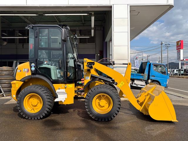 日本 　ＣＡＴホイールローダー９０２　除雪仕様　スノーバケット０．６立米　稼働３ｈ　未作業車　スノータイヤ　ヒーター　サスペンションシート　ラジオ　ＬＥＤ前照灯　ＬＥＤ作業灯　ディスコネクトスイッチ（4枚目）