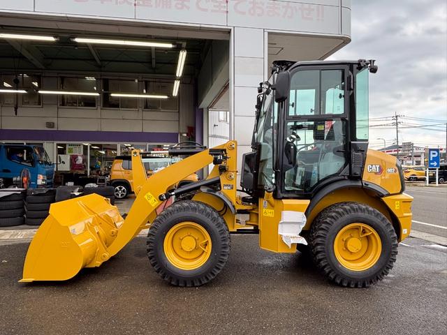 日本 　ＣＡＴホイールローダー９０２　除雪仕様　スノーバケット０．６立米　稼働３ｈ　未作業車　スノータイヤ　ヒーター　サスペンションシート　ラジオ　ＬＥＤ前照灯　ＬＥＤ作業灯　ディスコネクトスイッチ（5枚目）