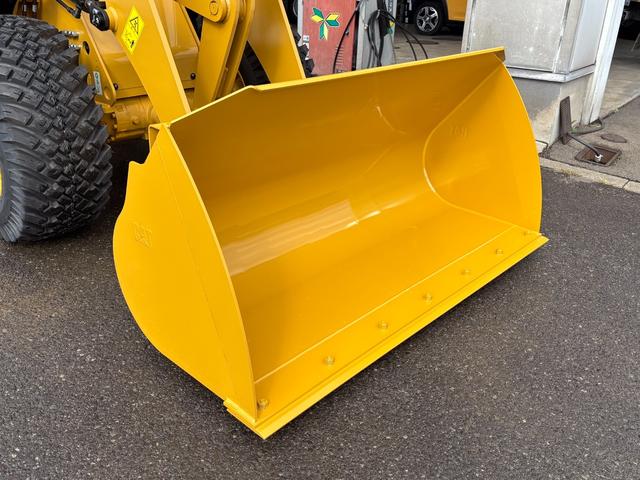 日本 　ＣＡＴホイールローダー９０２　除雪仕様　スノーバケット０．６立米　稼働３ｈ　未作業車　スノータイヤ　ヒーター　サスペンションシート　ラジオ　ＬＥＤ前照灯　ＬＥＤ作業灯　ディスコネクトスイッチ（11枚目）