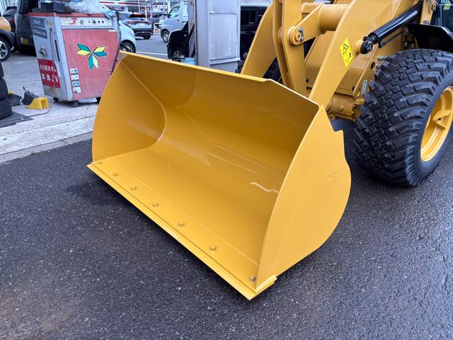 日本 　ＣＡＴホイールローダー９０２　除雪仕様　スノーバケット０．６立米　稼働３ｈ　未作業車　スノータイヤ　ヒーター　サスペンションシート　ラジオ　ＬＥＤ前照灯　ＬＥＤ作業灯　ディスコネクトスイッチ（12枚目）