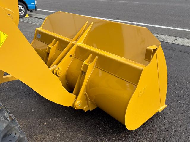 日本 　ＣＡＴホイールローダー９０２　除雪仕様　スノーバケット０．６立米　稼働３ｈ　未作業車　スノータイヤ　ヒーター　サスペンションシート　ラジオ　ＬＥＤ前照灯　ＬＥＤ作業灯　ディスコネクトスイッチ（13枚目）