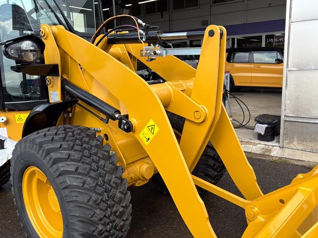 日本 　ＣＡＴホイールローダー９０２　除雪仕様　スノーバケット０．６立米　稼働３ｈ　未作業車　スノータイヤ　ヒーター　サスペンションシート　ラジオ　ＬＥＤ前照灯　ＬＥＤ作業灯　ディスコネクトスイッチ（15枚目）