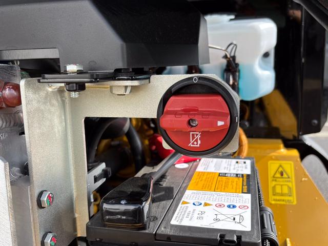 日本 　ＣＡＴホイールローダー９０２　除雪仕様　スノーバケット０．６立米　稼働３ｈ　未作業車　スノータイヤ　ヒーター　サスペンションシート　ラジオ　ＬＥＤ前照灯　ＬＥＤ作業灯　ディスコネクトスイッチ（35枚目）