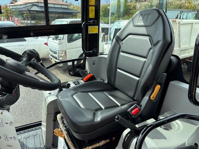 日本 　ＣＡＴホイールローダー９０２　除雪仕様　スノーバケット０．６立米　稼働３ｈ　未作業車　スノータイヤ　ヒーター　サスペンションシート　ラジオ　ＬＥＤ前照灯　ＬＥＤ作業灯　ディスコネクトスイッチ（42枚目）